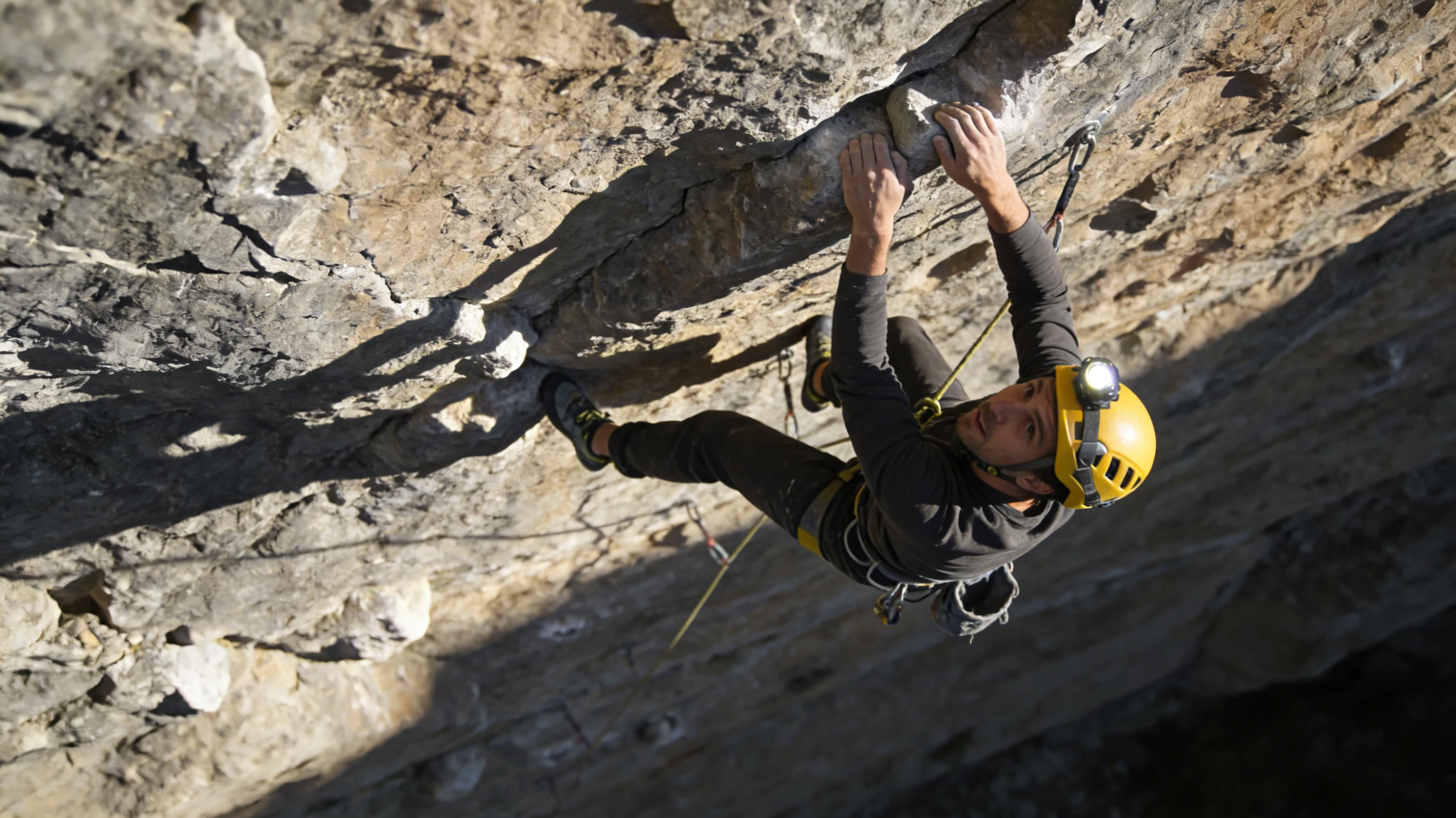 登山用ヘルメットをバックパックに取り付ける方法は？